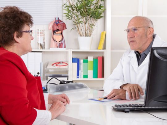 Alzheimer-Patientin beim Arztgespräch.
