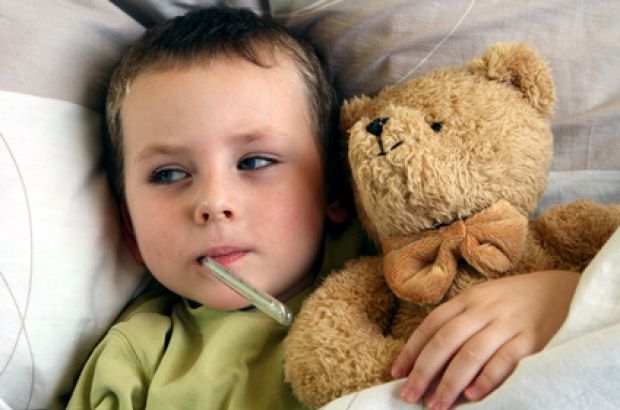 Wenn die Kleinen krank sind, muss nicht immer die große Medizin herausgeholt werden. Oft helfen Heilpflanzen und Co. auf sanfte Art. © Joanna Zielinska - Fotolia.com Krankes Kind mit Fieberthermometer und Teddy im Bett.