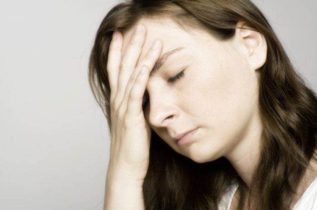 Viele leiden unter Eisenmangel – insbesondere junge Frauen. © Renee Jansoa - Fotolia.com Blasse, junge Frau fühlt sich schlapp und erschöpft – ein Symptom von Eisenmangel.