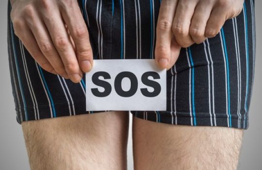 SOS-Schild vor der Prostata – Mann hat Prostataprobleme.