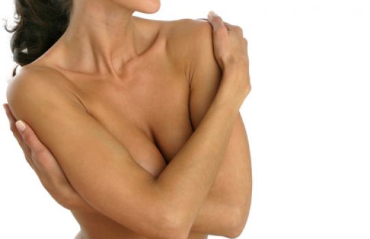 Brustschmerzen sind eine typische Beschwerde in Zusammenhang mit dem weiblichen Zyklus.