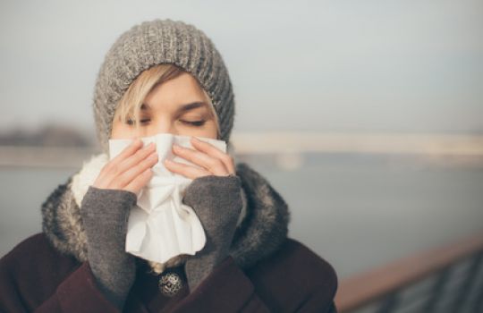 Schnupfen und eine laufende Nase sind störende Symptome einer Erkältung.