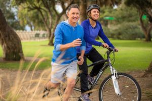 Auch im Herbst sind mit der richtigen Kleidung Radfahren und Laufen gehen möglich.