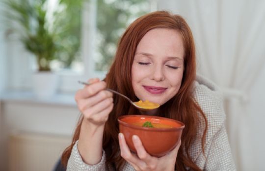 Beim Fasten mit Säften und Gemüsebrühe nehmen die Geschmacksnerven alle Aromen deutlicher wahr.