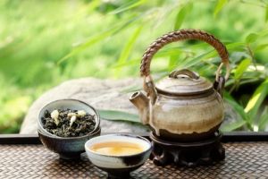 Klassischerweise wird Grüner Tee in kleinen asiatischen Teeschalen serviert.
