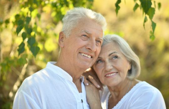Wer das Alter mit seinem Partner aktiv erleben möchte, sollte Osteoporose vorbeugen.