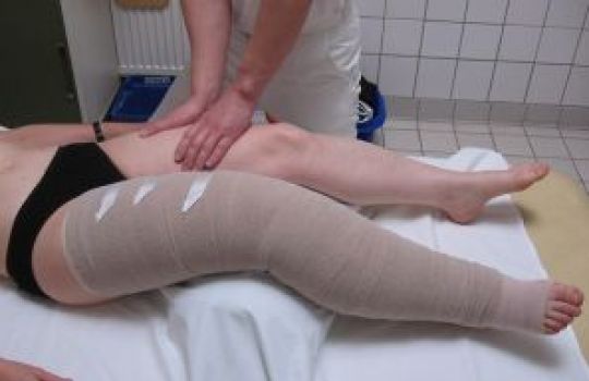 Behandlung mit Manueller Lymphdrainage. 