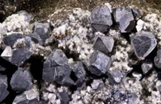 Einige Brocken Metall sind zu sehen.