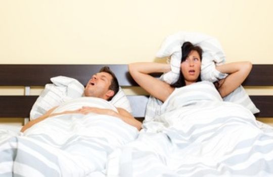 Schlafapnoe kann auch für den Partner zur geräuschvollen Belastung werden.
