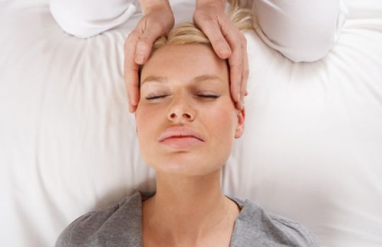 Gerne wird die Cranio-Sacral-Therapie bei Kopfschmerzen eingesetzt.