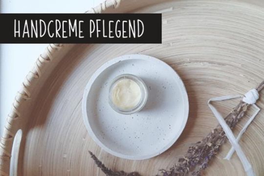 Cremetiegelchen auf Holztablett