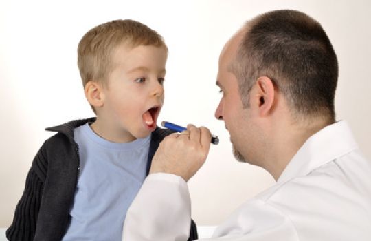 Ist die Zunge himbeerrot verfärbt, sollte ein Arzt aufgesucht werden.