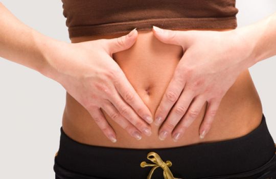 Um Bauchschmerzen behandeln zu können, muss zuerst der Auslöser gefunden werden.