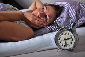 Ständig liegt man wach und schaut auf die Uhr. Nicht richtig schlafen zu können ist eine psychische Belastung für die Betroffenen. 