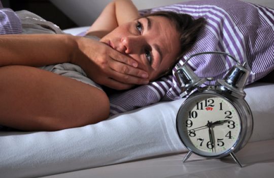 Ständig liegt man wach und schaut auf die Uhr. Nicht richtig schlafen zu können ist eine psychische Belastung für die Betroffenen. 