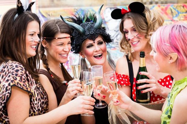 Verkleidete Mädelsgruppe trinkt Sekt und hat viel Spaß bei der Weiberfastnacht.