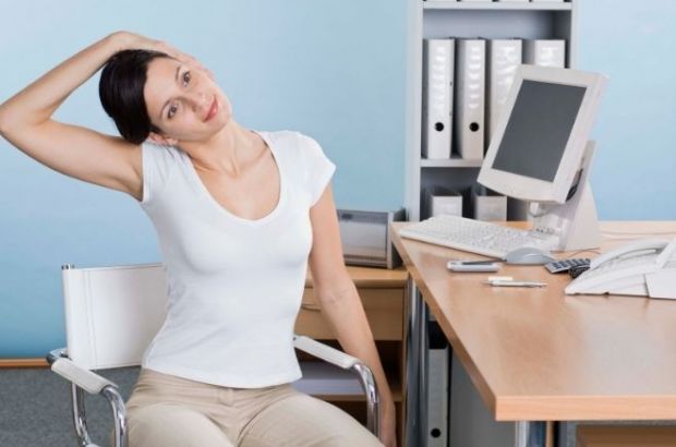Büroyoga: Frau dehnt Nacken, sitzend auf Bürostuhl.