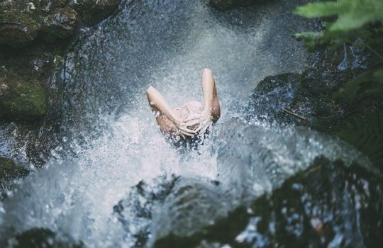 Kneippen unter dem Wasserfall.