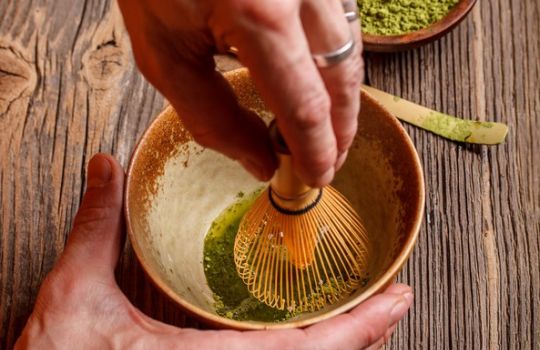 Matcha wird mit einem speziellen Besen angerührt