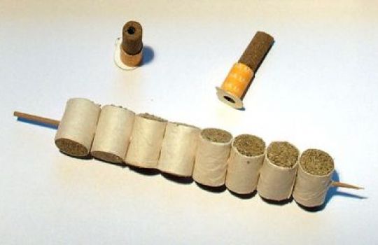 Wie kleine Zigarren sehen die Presslinge aus Beifußkraut aus.