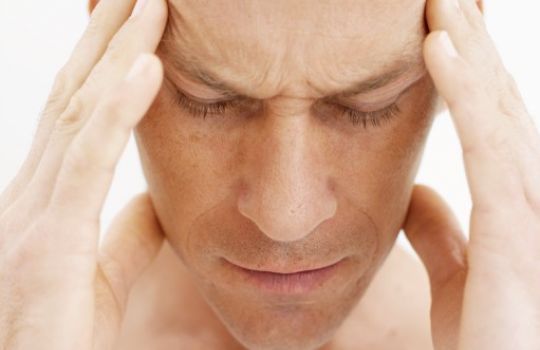 Sanftes Reiben der Schläfe ist eine häufige Reaktion auf Kopfschmerzen im Stirnbereich.