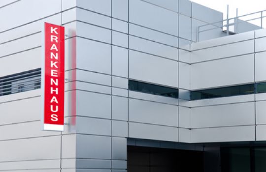 Ein Krankenhaus ist zu sehen.