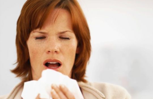 Zu den Symptomen eines Infekts der oberen Atemwege gehört unter anderem auch Schnupfen.