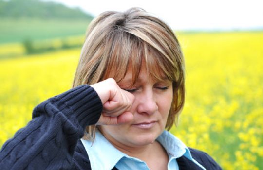 Als Allergiker im Frühling draußen zu sein führt oftmals zu brennenden Augen.