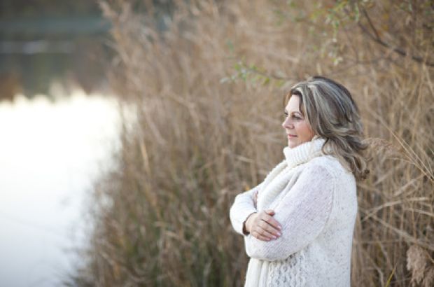 Ein Spaziergang an der frischen Luft beugt der Winterdepression vor. © absolutimages - Fotolia.com Frau im Wollpullover schaut auf den See und schlägt der Herbstdepression ein Schnippchen.