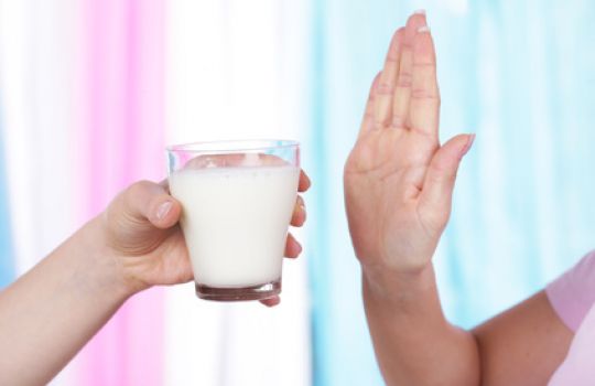 Ein kaltes Glas Milch kann verlockend sein - zum Glück gibt es inzwischen viele Produkte speziell für Menschen mit Laktoseintoleranz.