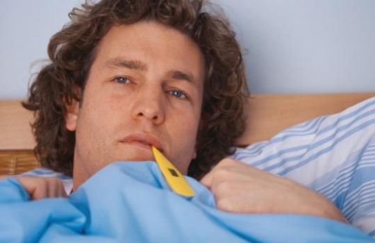 Hat einen die Grippe erwischt, sollte man bei Symptomen wie Fieber am besten im Bett bleiben.