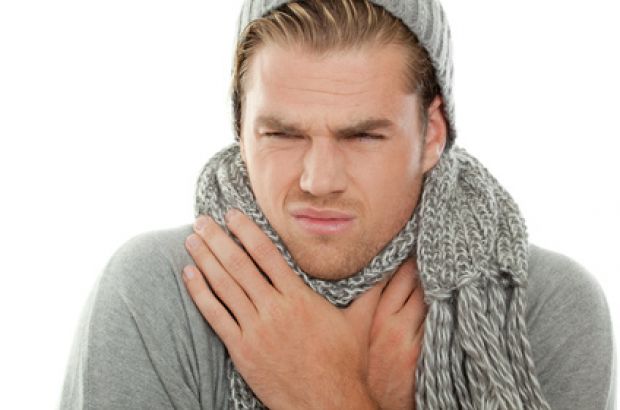 Wenn es im Hals kratzt, dann ist schnelle Hilfe gefragt © the rock - Fotolia.com Unzufrieden schauender Mann in Schal und Mütze