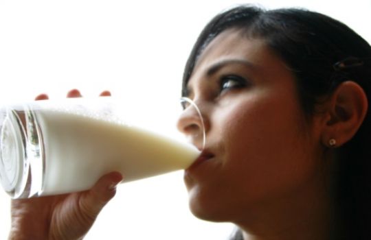 Milch enthält besonder viel Kalzium.