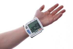 Blutdruckmessgerät am Handgelenk zeigt niedrigen Blutdruck an: 107/62 mmHG.