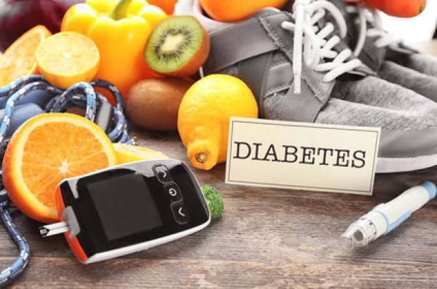 Schild Diabetes, Blutzuckermessgerät, Sportschuhe, Obst und Stechhilfe.