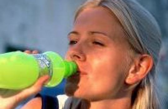 Frau trinkt Softdrink