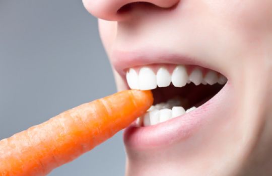 „Essbare Zahnbürsten“ wie Karotten beugen Zahnstein vor.