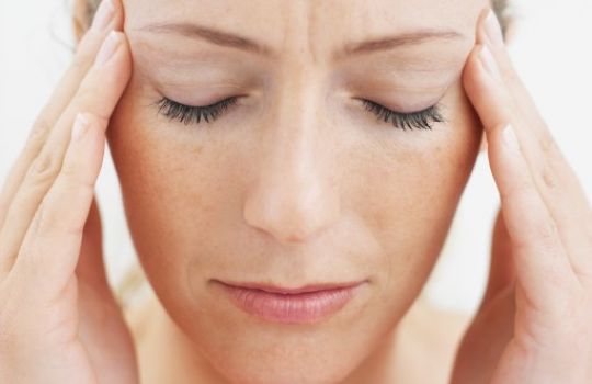 Leichtes Massieren der Schläfen ist oftmals die erste Reaktion der Betroffenen bei einem Migräneanfall.
