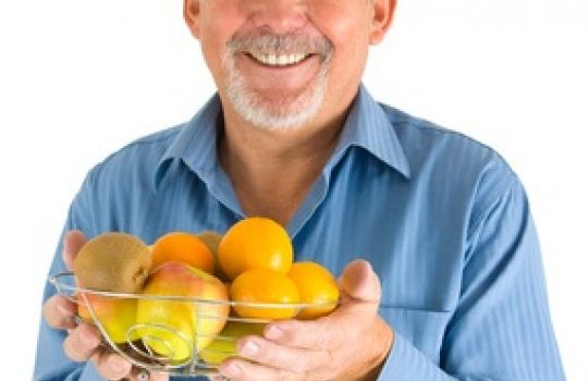 Mann mit einer Schüssel Obst