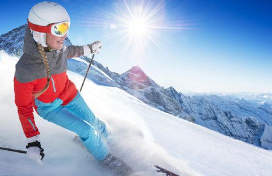Die Sonne scheint, der Schnee glitzert, doch Aufmerksamkeit ist gerade beim Skifahren sehr wichtig.