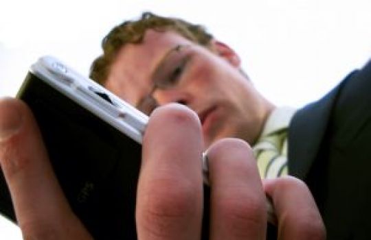 Mann schaut auf sein Handy
