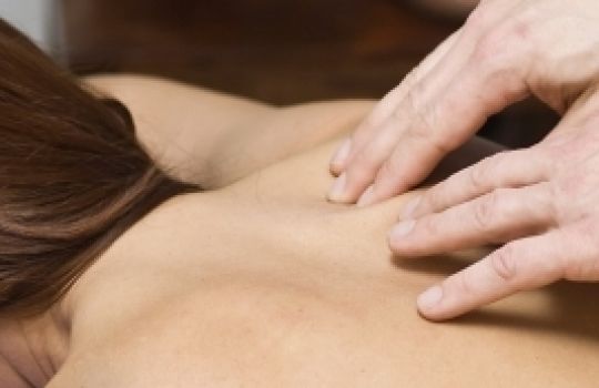 Eine sanfte Massage gehört zur Therapie.