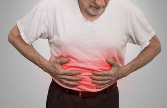 Magenschmerzen sind nicht unbedingt ein Symptom für Magenkrebs, da dieser zu Beginn meist symptomfrei ist.